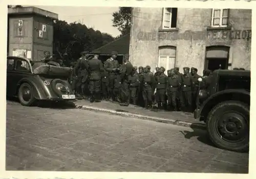   Originalfoto 6x9cm, Soldaten Luftwaffe vor Cafe in  Frankreich