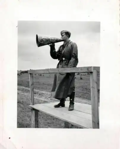 Originalfoto 8x6cm, Deutscher Soldat mit Sprechtüte, Danzig