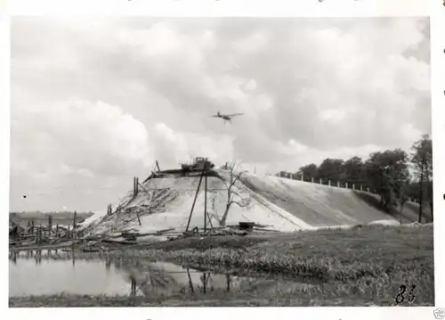 Originalfoto 6x9cm,  Fieseler Storch über zerstörte Pripjet-Kanalbrücke