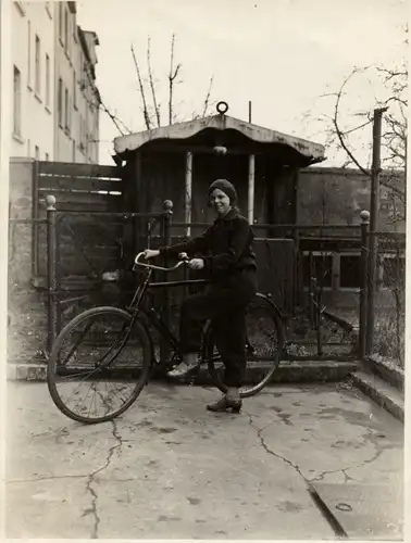  Originalfoto 8,5x11,5 Frau mit Fahrrad, ca. 1930