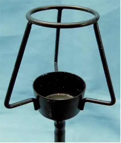 Teelicht-Ständer / Windlicht mit handgearbeitetem verziertem
Bruchglasschirm - Länge ca. 29 cm.