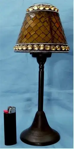 Teelicht-Ständer / Windlicht mit handgearbeitetem verziertem
Bruchglasschirm - Länge ca. 29 cm.