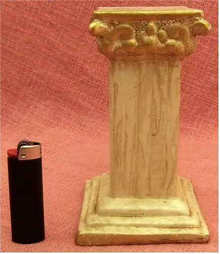 kleiner Keramik-Sockel im Antik-Design - ca. 17,5 cm Länge
