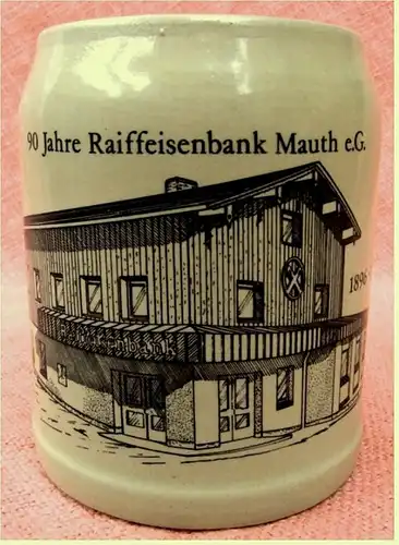 Steingut-Bierkrug mit Aufschrift : 
90 Jahre Raiffeisenbank Mauth e.G. 1896-1986

ca. 0,5 Liter Volumen

