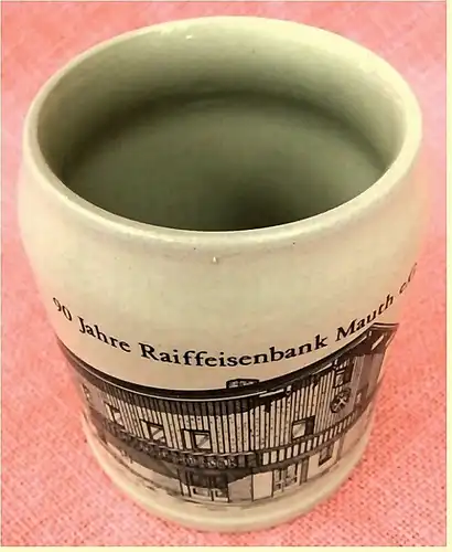 Steingut-Bierkrug mit Aufschrift : 
90 Jahre Raiffeisenbank Mauth e.G. 1896-1986

ca. 0,5 Liter Volumen

