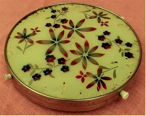 drehbare Kuchenplatte / Tortenplatte
aus Metall / Glas.

Mit Blumenmuster. - Defekt

Durchmesser 30cm 

1950er Jahre