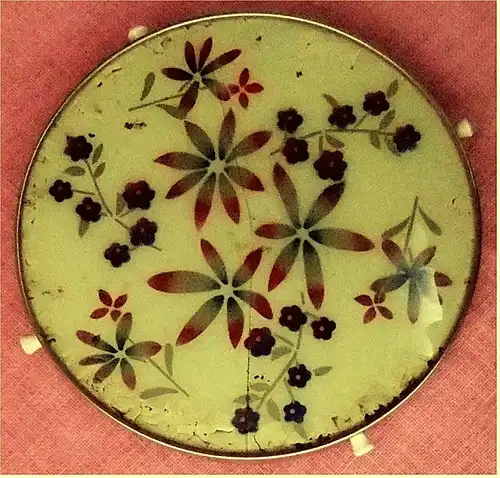 drehbare Kuchenplatte / Tortenplatte
aus Metall / Glas.

Mit Blumenmuster. - Defekt

Durchmesser 30cm 

1950er Jahre