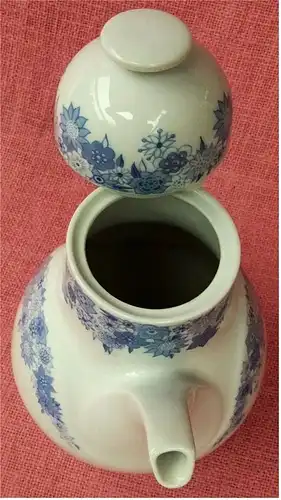 Heinrich Porzellan Teekanne / Kaffeekane ca. 1,3 Liter Volumen.

Mit blauem Blütenmuster