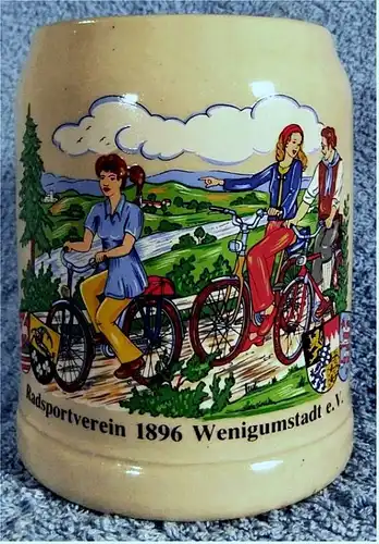 Bierkrug aus Steingut / Steinzeug -

mit Aufschrift : Radsportverein 1896 Wenigumstadt e. V.