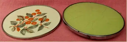 2 Kuchenplatten aus den 1950er Jahren -

Eine fest aus Keramik + eine drehbar aus Metall / Glas.

Ca. 30 / 31 cm Durchmesser