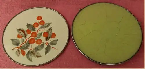 2 Kuchenplatten aus den 1950er Jahren -

Eine fest aus Keramik + eine drehbar aus Metall / Glas.

Ca. 30 / 31 cm Durchmesser