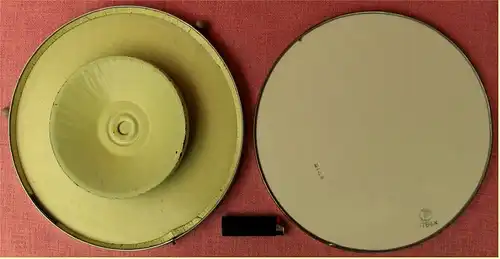 2 Kuchenplatten aus den 1950er Jahren -

Eine fest aus Keramik + eine drehbar aus Metall / Glas.

Ca. 30 / 31 cm Durchmesser