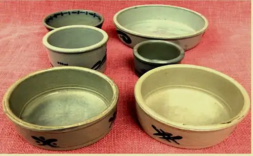 6 runde Steingut / Steinzeug Gefäße / Schalen -

bläulichgraue Salzbrandglasur - 

Von ca. 7,5 bis 17,5 cm Durchmesser