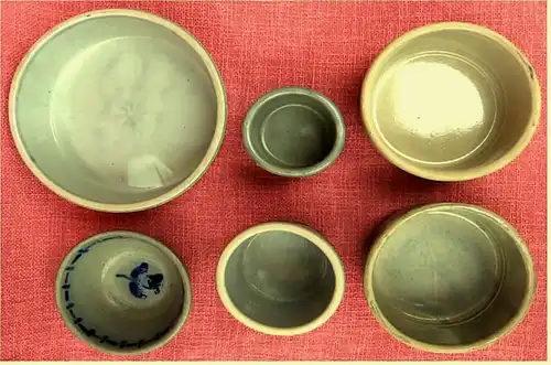 6 runde Steingut / Steinzeug Gefäße / Schalen -

bläulichgraue Salzbrandglasur - 

Von ca. 7,5 bis 17,5 cm Durchmesser