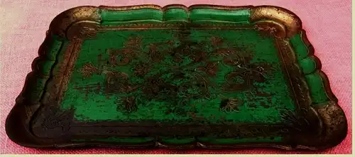 Holztablett mit Verzierungen / Gravur

grün / goldfarbig - aus Italien

Ca. 26 x 36 cm Größe

