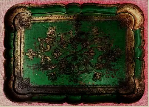 Holztablett mit Verzierungen / Gravur

grün / goldfarbig - aus Italien

Ca. 26 x 36 cm Größe

