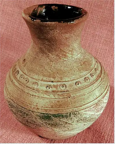 Keramik-Vase im Antik-Design

Mit matt weißlicher grün-rot-blau Oberfläche

Ca. 16,5 cm Länge

