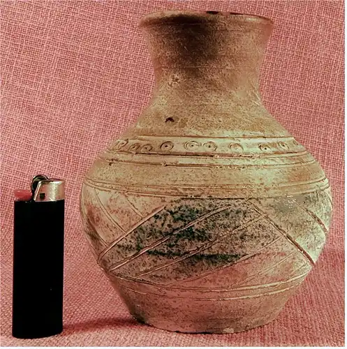 Keramik-Vase im Antik-Design

Mit matt weißlicher grün-rot-blau Oberfläche

Ca. 16,5 cm Länge

