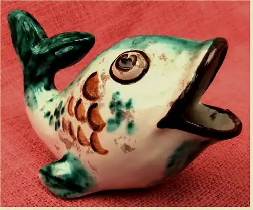 Fisch aus Ulmer Keramik -

Ca. 13 cm breit - 7 cm tief - 8 cm hoch
