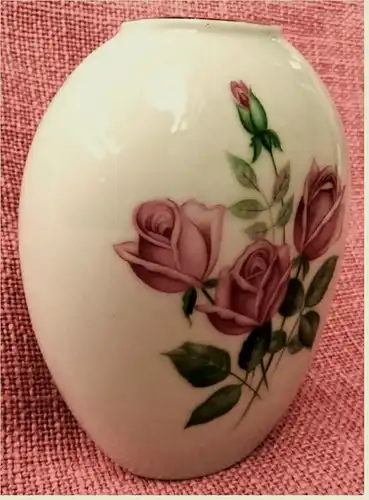 kleine ovale Vase Blumenvase -

Porzellan Bavaria Geidlitz -

Mit Rose Rosendekor 