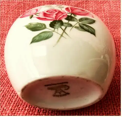 kleine ovale Vase Blumenvase -

Porzellan Bavaria Geidlitz -

Mit Rose Rosendekor 