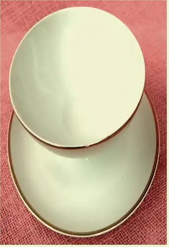 1-teilg. Arzberg Sauciere in weiß mit Goldrand -

oval ca. 14 x 20 cm Größe


