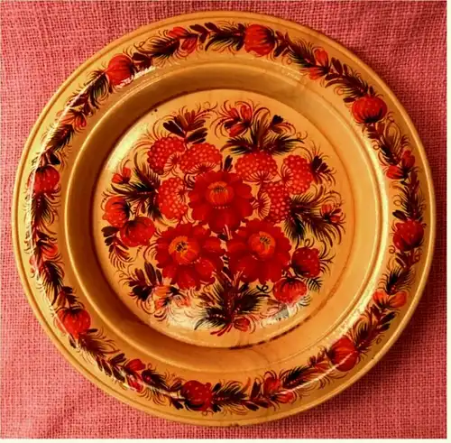 Wandteller aus Holz - Handarbeit aus Russland -

Bemalt mit roten Blumen - ca.  24 cm Durchmesser

