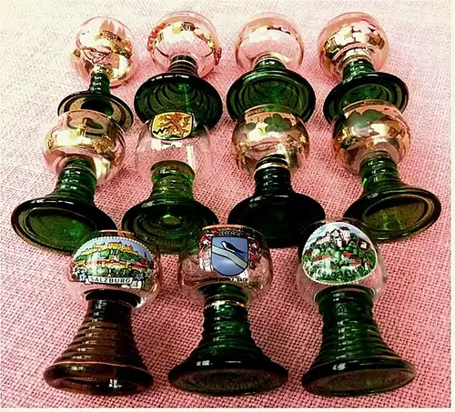 11 kleine Miniatur Andenken-Weinrömer ca. 2 cl ( 20ml ) -

Davon 7 teilweise vergoldet  - 4 mit Bild bzw. Wappen 
   