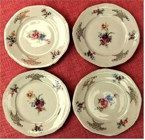 4 x kleine Kuchenteller / Dessertteller -

Mit farbigen Blumen-Mustern / Goldornamente -

ca. 16,8 cm Durchmesser
