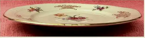 4 x kleine Kuchenteller / Dessertteller -

Mit farbigen Blumen-Mustern / Goldornamente -

ca. 16,8 cm Durchmesser

