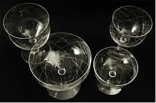8  Kristallgläser - ( 4 versch. Arten )

Rotweinglas - Sektschale - Likörgläser -

Schliff in Rhombenmuster