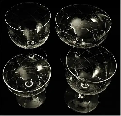 8  Kristallgläser - ( 4 versch. Arten )

Rotweinglas - Sektschale - Likörgläser -

Schliff in Rhombenmuster