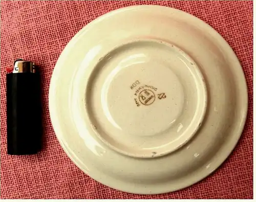 6 Keramik-Untertassen in rosarötlich / weißer Rand -

Dishwasher Safe - DDR -

1960er Jahre