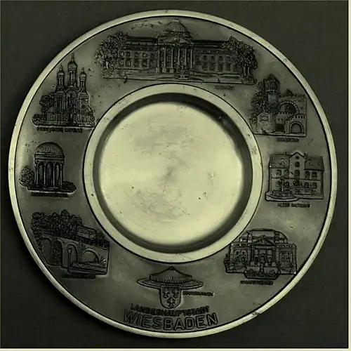 Zinnteller mit Gebäude-Motiven 
von : Landeshauptstadt Wiesbaden -

 Durchmesser ca. 22,5 cm