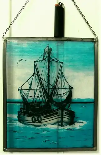 Fensterbild aus Glas -
 Im Blei-Rahmen -
 Motiv : Schiff auf Fahrt -
 Ca. 21,5 x 27 cm
