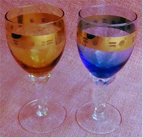 2 farbige Weingläser - blau und rostrot -
 oben mit gemustertem Goldring -
 ca. 0,2 Liter Volumen