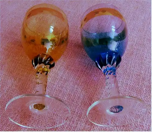 2 farbige Weingläser - blau und rostrot -
 oben mit gemustertem Goldring -
 ca. 0,2 Liter Volumen