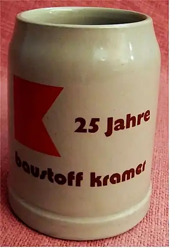 Bierkrug aus Steingut -
 Aufschrift : 25 Jahre baustoff kramer ( Riedstadt )
 Ca. 0,5 Liter Volumen