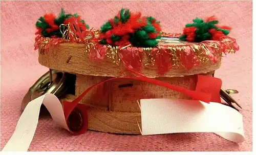 Rassel aus Sizilien -

 Material : Holz  , Metall , Stoff -

 Ca. 11 cm Durchmesser