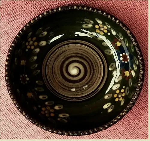 kleine handbemalte Keramik-Schale -

 Mit Blüten im Innenbereich -

 Durchmesser ca. 16 cm
 
