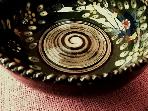 kleine handbemalte Keramik-Schale -

 Mit Blüten im Innenbereich -

 Durchmesser ca. 16 cm
 