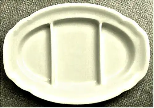 Porzellan-Servierschale oval weiß -

 Innen dreigeteilt - ca. 31,5 x 21,5 cm

 Von Bauscher / Weiden

