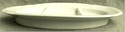 Porzellan-Servierschale oval weiß -

 Innen dreigeteilt - ca. 31,5 x 21,5 cm

 Von Bauscher / Weiden

