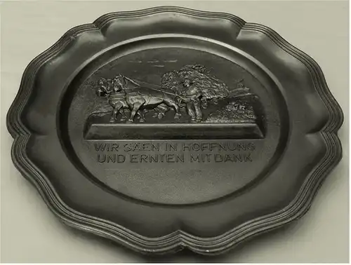 Wandteller aus Zinn -

Motiv : Relieff - Bauer mit Pferdewagen

Durchmesser ca. 22,5 cm
