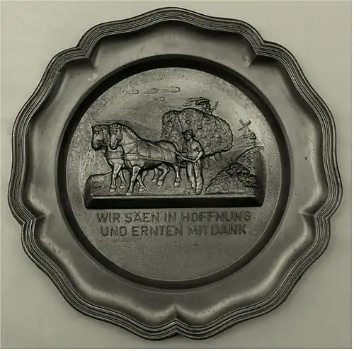 Wandteller aus Zinn -

Motiv : Relieff - Bauer mit Pferdewagen

Durchmesser ca. 22,5 cm