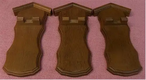 3 Wand-Brettchen aus Massivholz - Für Zinnlöffel od. ähnliches -
Größe ca. 23 cm lang / 8,5 cm breit.

 