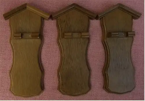 3 Wand-Brettchen aus Massivholz - Für Zinnlöffel od. ähnliches -
Größe ca. 23 cm lang / 8,5 cm breit.

 