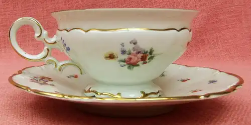 Hutschenreuther Sammeltasse mit Unterteller aus Porzellan - Streublüten - gewellter Goldrand.