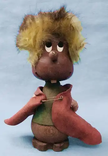 Holzmännchen im Lederumhang und abstehenden Haaren