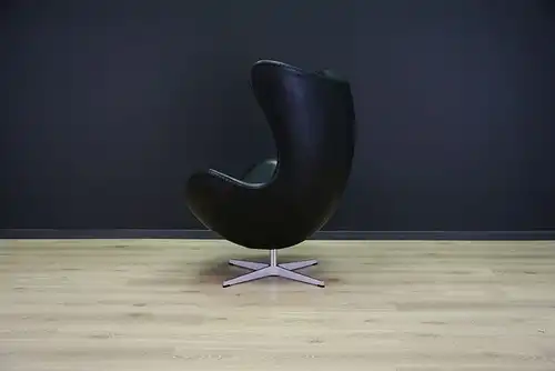 The Egg Chair was designed in the 1950s by Arne Jacobsen for the lobby and reception areas in the Royal Hotel in Copenhagen. It was...